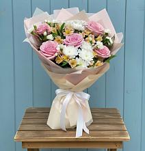 Букет цветов из:  Гвоздики, Орхидеи и Розы в Смолино