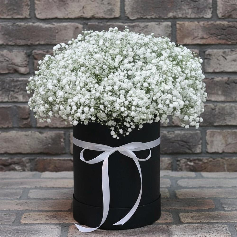 Цветочная композиция из Гипсофила в шляпной коробке в Смолино