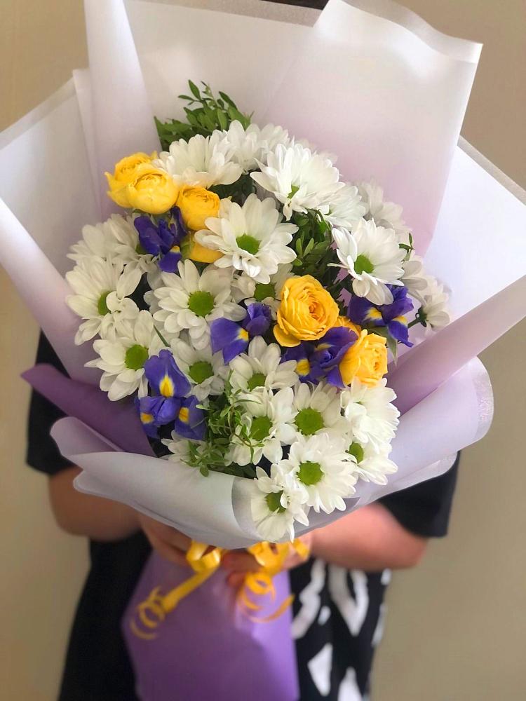 Букет цветов из: Ирисы, Хризантемы и Розы в Смолино