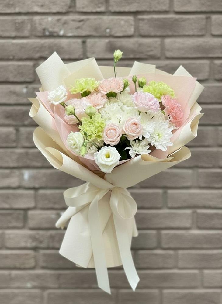 Букет цветов из: Гвоздики, Розы, Лизиантусы и Хризантемы в Смолино