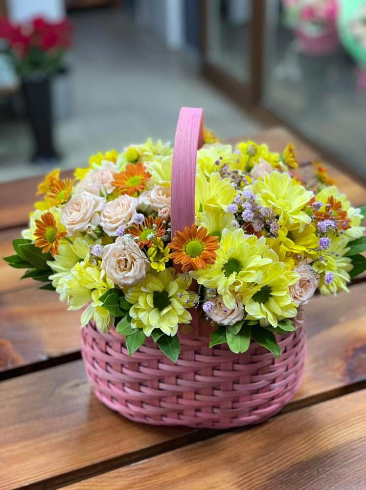 Цветочная композиция из Хризантемы и Розы в корзине в Смолино