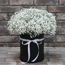 Цветочная композиция из Гипсофила в шляпной коробке в Смолино