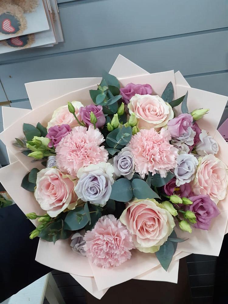 Букет цветов из: Розы, Гвоздики и Лизиантусы в Смолино