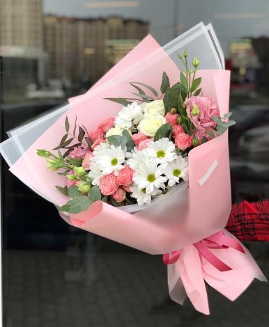 Букет цветов из: Розы, Лизиантусы и Хризантемы в Смолино